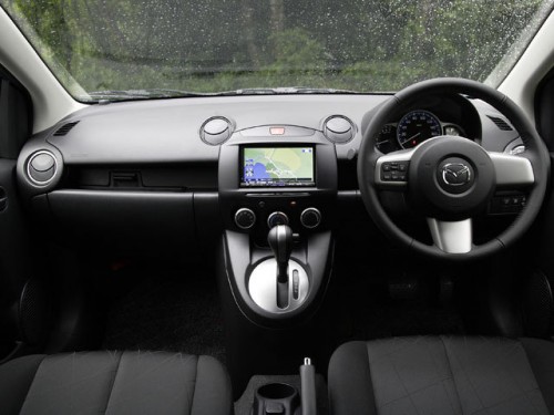 Характеристики автомобиля Mazda Demio 1.3 13 SKYACTIV Shooting Star Grace (07.2013 - 11.2013): фото, вместимость, скорость, двигатель, топливо, масса, отзывы