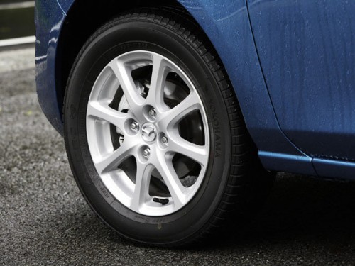 Характеристики автомобиля Mazda Demio 1.3 13 SKYACTIV Shooting Star Sport (12.2013 - 08.2014): фото, вместимость, скорость, двигатель, топливо, масса, отзывы