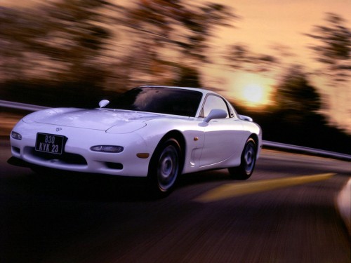 Характеристики автомобиля Mazda Efini RX-7 1.3 Type RS (01.1996 - 12.1996): фото, вместимость, скорость, двигатель, топливо, масса, отзывы