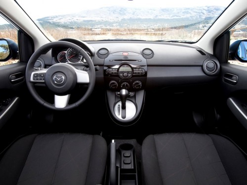 Характеристики автомобиля Mazda Mazda2 1.3 MZR MT Sendo 5dr. (01.2014 - 10.2014): фото, вместимость, скорость, двигатель, топливо, масса, отзывы