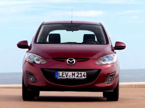 Характеристики автомобиля Mazda Mazda2 1.5 AT City Line 5dr. (05.2014 - 05.2015): фото, вместимость, скорость, двигатель, топливо, масса, отзывы