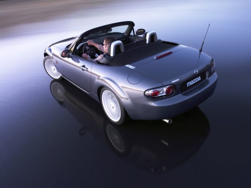 Характеристики автомобиля Mazda MX-5 2.0 MT Emotion Roadster (07.2005 - 09.2008): фото, вместимость, скорость, двигатель, топливо, масса, отзывы
