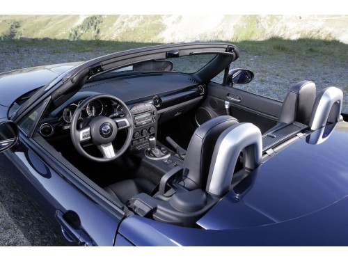 Характеристики автомобиля Mazda MX-5 2.0 MT Energy Roadster (07.2005 - 09.2008): фото, вместимость, скорость, двигатель, топливо, масса, отзывы