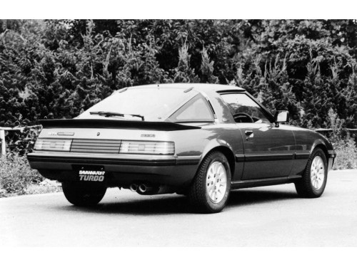 Характеристики автомобиля Mazda Savanna RX-7 1.1 Turbo SE-Limited (12.1983 - 09.1985): фото, вместимость, скорость, двигатель, топливо, масса, отзывы