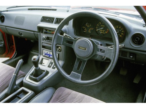 Характеристики автомобиля Mazda Savanna RX-7 1.1 Turbo SE-Limited (12.1983 - 09.1985): фото, вместимость, скорость, двигатель, топливо, масса, отзывы