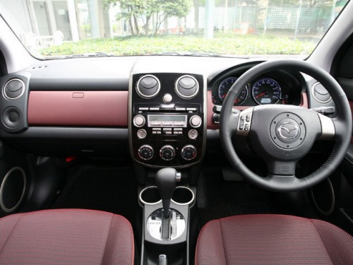 Характеристики автомобиля Mazda Verisa 1.5 C 4WD (05.2009 - 06.2010): фото, вместимость, скорость, двигатель, топливо, масса, отзывы