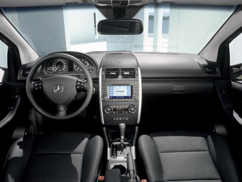 Характеристики автомобиля Mercedes-Benz A-Class A 150 CVT Avantgarde (12.2004 - 05.2008): фото, вместимость, скорость, двигатель, топливо, масса, отзывы