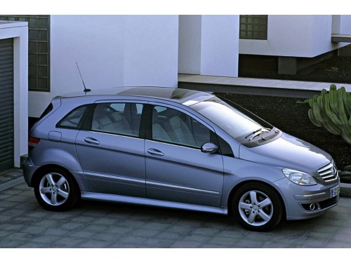 Характеристики автомобиля Mercedes-Benz B-Class B 170 CVT (03.2005 - 02.2008): фото, вместимость, скорость, двигатель, топливо, масса, отзывы