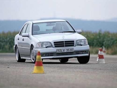 Характеристики автомобиля Mercedes-Benz C-Class C180 AT Classic (03.1993 - 02.1997): фото, вместимость, скорость, двигатель, топливо, масса, отзывы