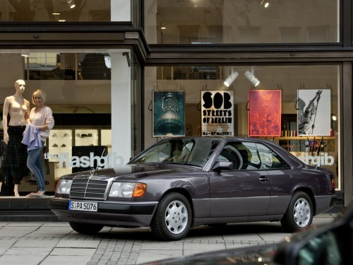 Характеристики автомобиля Mercedes-Benz E-Class 300 CE MT Base (04.1987 - 08.1989): фото, вместимость, скорость, двигатель, топливо, масса, отзывы
