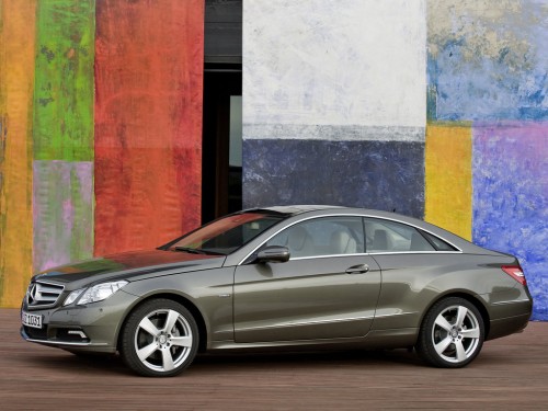 Характеристики автомобиля Mercedes-Benz E-Class E 200 BlueEfficiency AТ Avantgarde (04.2011 - 03.2013): фото, вместимость, скорость, двигатель, топливо, масса, отзывы