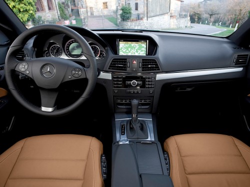 Характеристики автомобиля Mercedes-Benz E-Class E 200 CGI BlueEfficiency AТ Elegance (01.2010 - 03.2011): фото, вместимость, скорость, двигатель, топливо, масса, отзывы