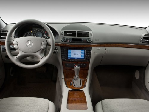 Характеристики автомобиля Mercedes-Benz E-Class E 200 Kompressor AТ Classic (03.2003 - 08.2006): фото, вместимость, скорость, двигатель, топливо, масса, отзывы