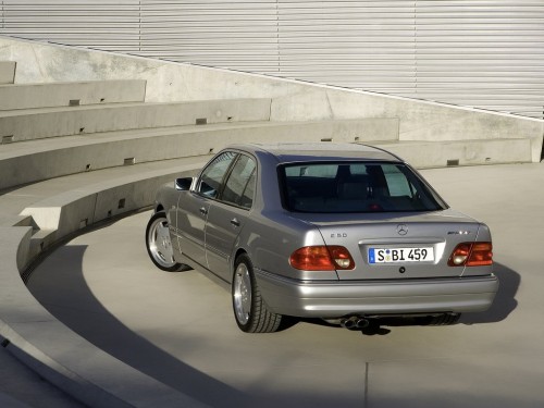 Характеристики автомобиля Mercedes-Benz E-Class E 200 Kompressor MТ Avantgarde (08.1997 - 07.1999): фото, вместимость, скорость, двигатель, топливо, масса, отзывы