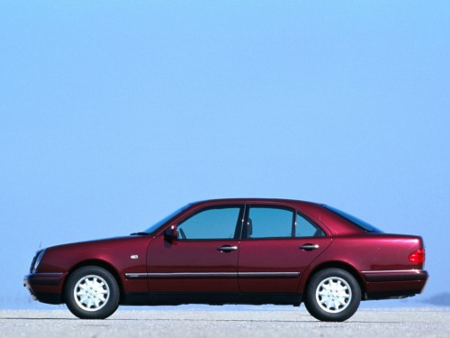 Характеристики автомобиля Mercedes-Benz E-Class E 200 Diesel АТ Elegance (06.1996 - 07.1999): фото, вместимость, скорость, двигатель, топливо, масса, отзывы