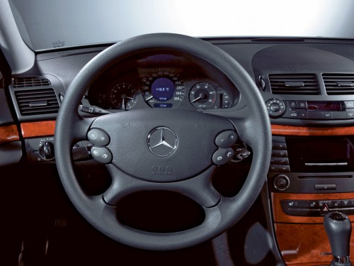 Характеристики автомобиля Mercedes-Benz E-Class E 200 Kompressor MT Classic (09.2002 - 08.2006): фото, вместимость, скорость, двигатель, топливо, масса, отзывы