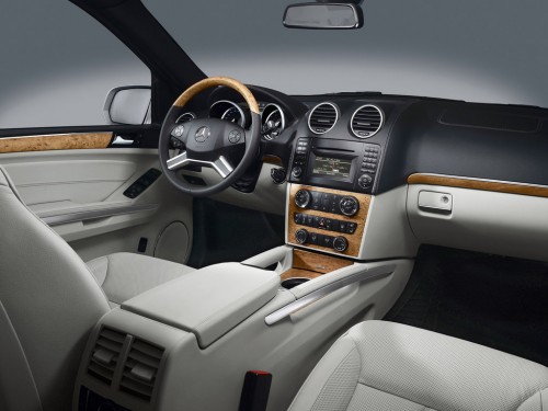 Характеристики автомобиля Mercedes-Benz GL-Class GL 450 Особая серия (06.2009 - 08.2012): фото, вместимость, скорость, двигатель, топливо, масса, отзывы