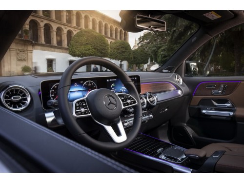 Характеристики автомобиля Mercedes-Benz GLB-Class GLB 180 AMG Line (04.2020 - 05.2023): фото, вместимость, скорость, двигатель, топливо, масса, отзывы