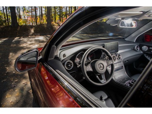 Характеристики автомобиля Mercedes-Benz GLC GLC 300 4MATIC (10.2015 - н.в.): фото, вместимость, скорость, двигатель, топливо, масса, отзывы