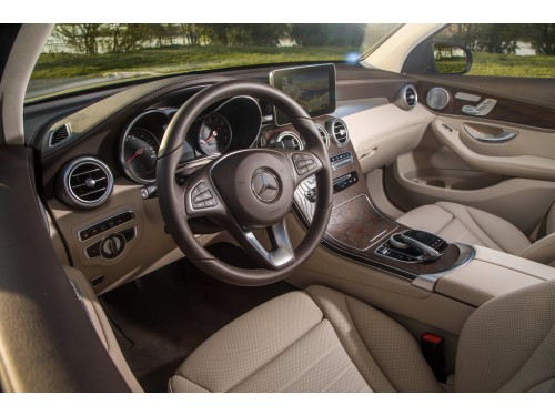 Характеристики автомобиля Mercedes-Benz GLC AMG GLC 63 4MATIC+ (04.2017 - н.в.): фото, вместимость, скорость, двигатель, топливо, масса, отзывы