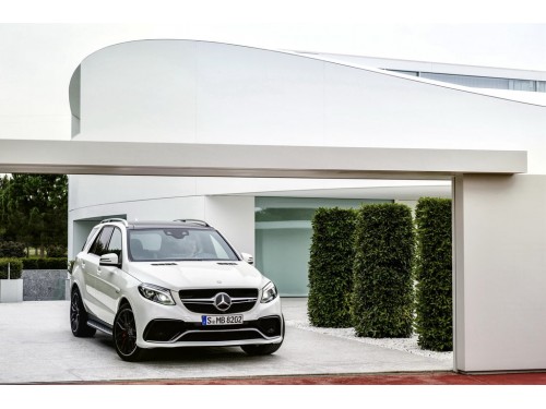 Характеристики автомобиля Mercedes-Benz GLE AMG GLE 63 4MATIC Особая серия (05.2015 - 09.2018): фото, вместимость, скорость, двигатель, топливо, масса, отзывы