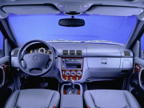 Характеристики автомобиля Mercedes-Benz M-Class ML 230 MT (02.1997 - 08.2001): фото, вместимость, скорость, двигатель, топливо, масса, отзывы