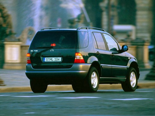 Характеристики автомобиля Mercedes-Benz M-Class ML 270 CDI AT 4MATIC (02.1997 - 08.2001): фото, вместимость, скорость, двигатель, топливо, масса, отзывы