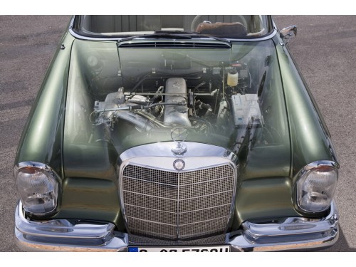 Характеристики автомобиля Mercedes-Benz W111 2.5 AT 250 SE (09.1965 - 12.1967): фото, вместимость, скорость, двигатель, топливо, масса, отзывы