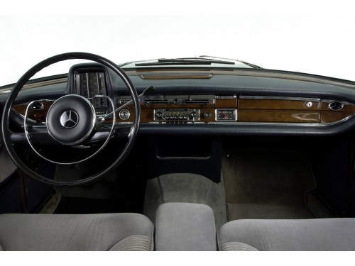 Характеристики автомобиля Mercedes-Benz W111 2.3 MT 230 S (09.1965 - 01.1968): фото, вместимость, скорость, двигатель, топливо, масса, отзывы