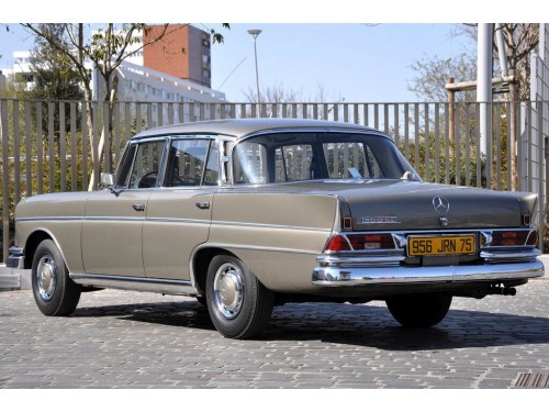 Характеристики автомобиля Mercedes-Benz W111 2.2 AT 220 SEb (08.1959 - 08.1965): фото, вместимость, скорость, двигатель, топливо, масса, отзывы