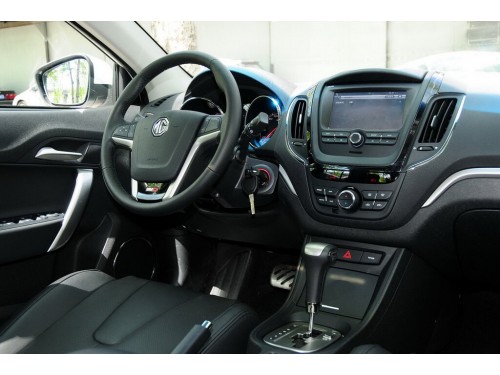 Характеристики автомобиля MG 5 1.5 AT Pilot (03.2012 - 09.2015): фото, вместимость, скорость, двигатель, топливо, масса, отзывы