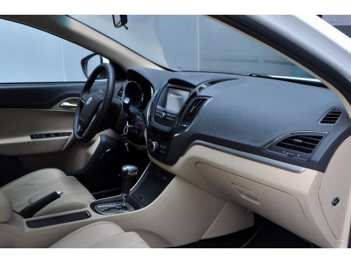 Характеристики автомобиля MG 5 1.5T AT Luxury (10.2015 - 06.2018): фото, вместимость, скорость, двигатель, топливо, масса, отзывы