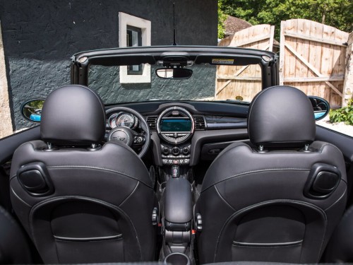 Характеристики автомобиля MINI Cabrio 2.0 AT John Cooper Works (03.2019 - 12.2020): фото, вместимость, скорость, двигатель, топливо, масса, отзывы