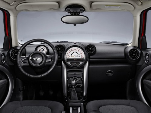 Характеристики автомобиля MINI Countryman 2.0D MT Cooper SD ALL4 (08.2012 - 06.2014): фото, вместимость, скорость, двигатель, топливо, масса, отзывы