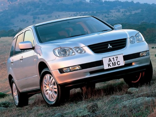 Характеристики автомобиля Mitsubishi Airtrek 2.0 Turbo R (06.2002 - 09.2002): фото, вместимость, скорость, двигатель, топливо, масса, отзывы