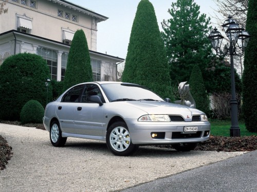 Характеристики автомобиля Mitsubishi Carisma 1.8 GDI AT Comfort (11.1999 - 10.2004): фото, вместимость, скорость, двигатель, топливо, масса, отзывы