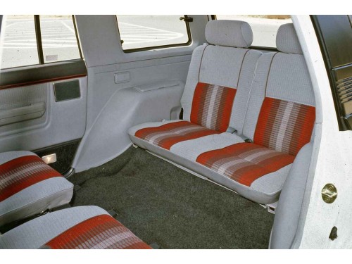 Характеристики автомобиля Mitsubishi Chariot 1.8 MX (02.1983 - 09.1988): фото, вместимость, скорость, двигатель, топливо, масса, отзывы