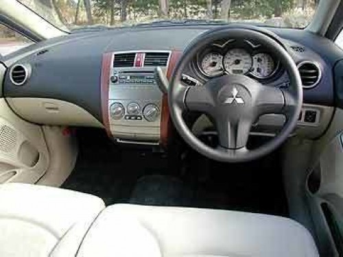 Характеристики автомобиля Mitsubishi Colt 1.3 Casual version (11.2002 - 09.2003): фото, вместимость, скорость, двигатель, топливо, масса, отзывы
