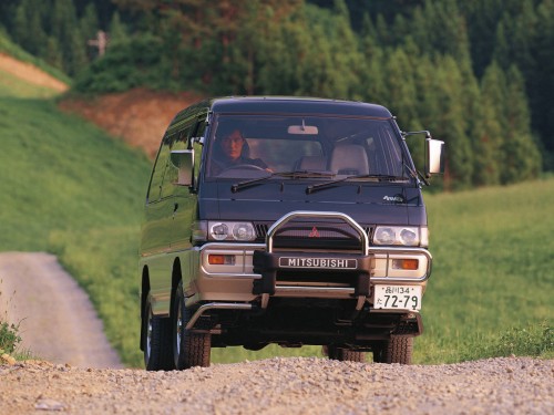 Характеристики автомобиля Mitsubishi Delica 2.0 GLX crystal lite roof (06.1993 - 09.1997): фото, вместимость, скорость, двигатель, топливо, масса, отзывы