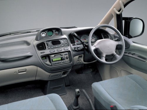 Характеристики автомобиля Mitsubishi Delica 2.4 XG aero roof (05.1994 - 09.1995): фото, вместимость, скорость, двигатель, топливо, масса, отзывы