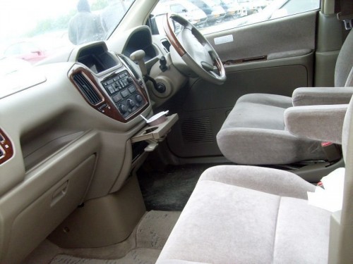 Характеристики автомобиля Mitsubishi Dion 2.0 color package (01.2001 - 08.2001): фото, вместимость, скорость, двигатель, топливо, масса, отзывы