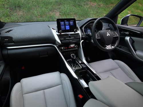 Характеристики автомобиля Mitsubishi Eclipse Cross 1.5 Black Edition (02.2023 - н.в.): фото, вместимость, скорость, двигатель, топливо, масса, отзывы