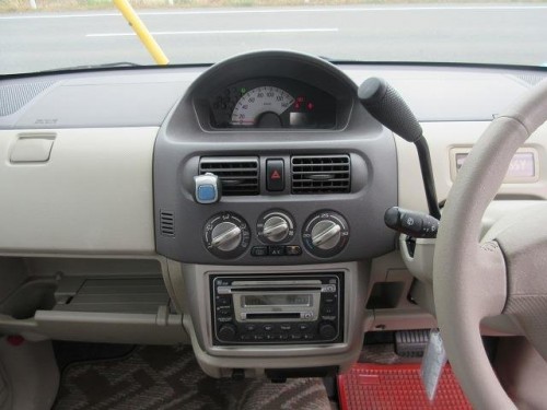 Характеристики автомобиля Mitsubishi eK classy 660 L (08.2003 - 04.2004): фото, вместимость, скорость, двигатель, топливо, масса, отзывы