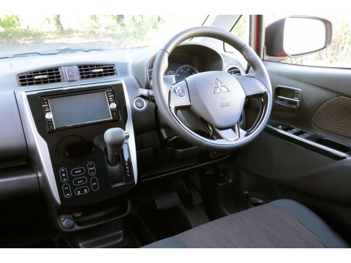 Характеристики автомобиля Mitsubishi ek Custom 660 T Safety Package (10.2015 - 12.2016): фото, вместимость, скорость, двигатель, топливо, масса, отзывы