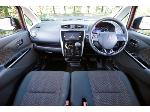 Характеристики автомобиля Mitsubishi ek Custom 660 G (10.2015 - 12.2016): фото, вместимость, скорость, двигатель, топливо, масса, отзывы