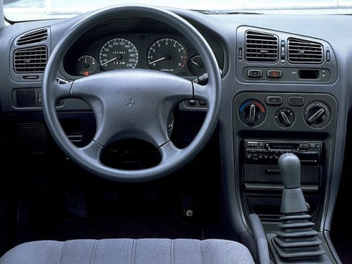 Характеристики автомобиля Mitsubishi Galant 2.0 MT GLD (05.1992 - 07.1996): фото, вместимость, скорость, двигатель, топливо, масса, отзывы