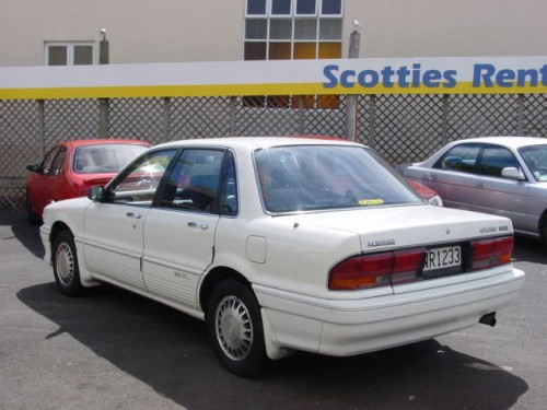 Характеристики автомобиля Mitsubishi Galant 1.8 MF (10.1990 - 04.1992): фото, вместимость, скорость, двигатель, топливо, масса, отзывы