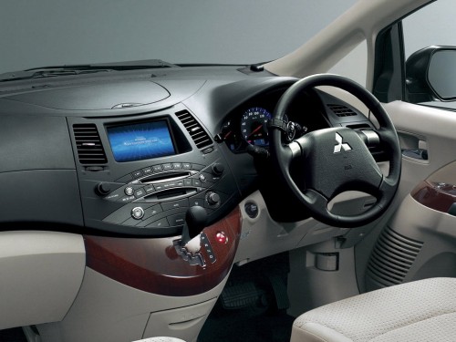 Характеристики автомобиля Mitsubishi Grandis 2.4 exceed (7 Seater) (05.2005 - 06.2007): фото, вместимость, скорость, двигатель, топливо, масса, отзывы