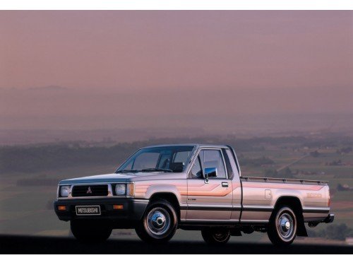 Характеристики автомобиля Mitsubishi L200 2.4 MT Base (04.1986 - 01.1996): фото, вместимость, скорость, двигатель, топливо, масса, отзывы