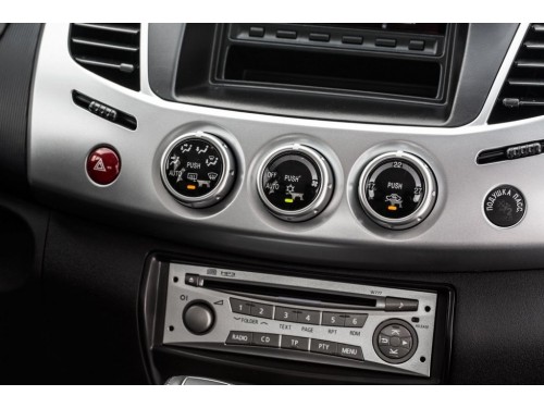 Характеристики автомобиля Mitsubishi L200 2.5 TD AT Intense (02.2014 - 02.2016): фото, вместимость, скорость, двигатель, топливо, масса, отзывы